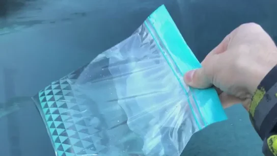 Este es el sencillo truco para eliminar el hielo del parabrisas del coche que triunfa en redes sociales (pero no lo aconsejamos) Este es el sencillo truco para eliminar el hielo del parabrisas del coche que triunfa en redes sociales (pero no lo aconsejamos)