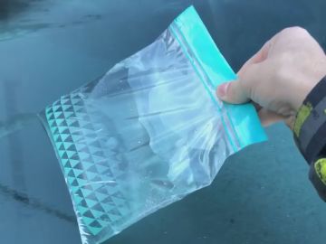 Este es el sencillo truco para eliminar el hielo del parabrisas del coche que triunfa en redes sociales (pero no lo aconsejamos) Este es el sencillo truco para eliminar el hielo del parabrisas del coche que triunfa en redes sociales (pero no lo aconsejamos)