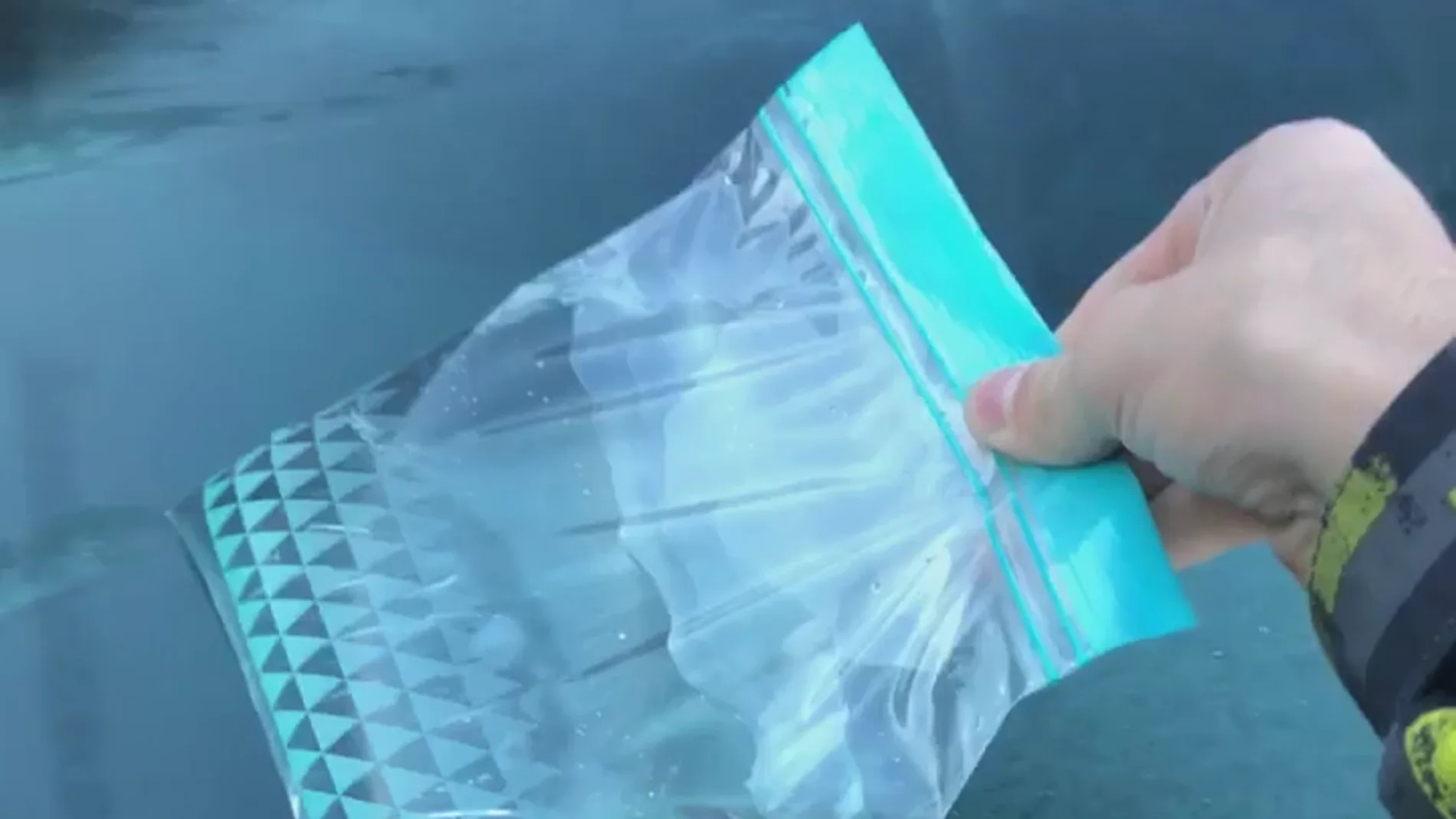 Este es el sencillo truco para eliminar el hielo del parabrisas del coche que triunfa en redes sociales (pero no lo aconsejamos)