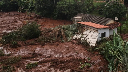 La rotura de una presa que contenía residuos minerales causa múltiples destrozos en Brasil La rotura de una presa que contenía residuos minerales causa múltiples destrozos en Brasil