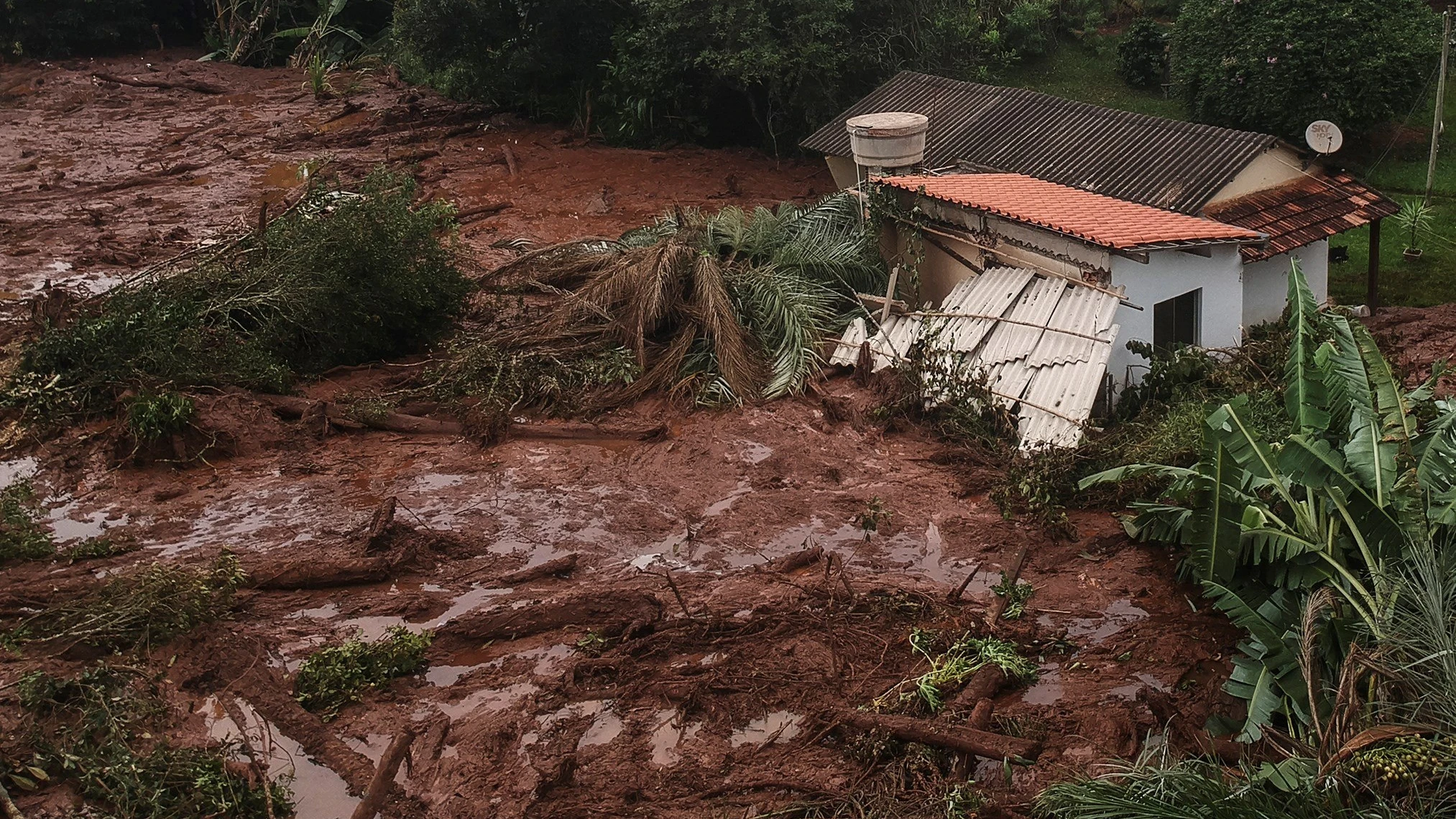 La rotura de una presa que contenía residuos minerales causa múltiples destrozos en Brasil