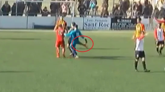 Patadón del portero al colegiado Patadón del portero al colegiado