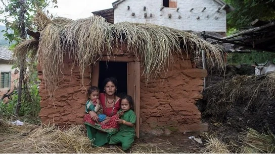 Imagen de archivo e una mujer recluida en Nepal por tener la menstruación Imagen de archivo e una mujer recluida en Nepal por tener la menstruación