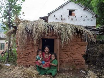 Imagen de archivo e una mujer recluida en Nepal por tener la menstruación Imagen de archivo e una mujer recluida en Nepal por tener la menstruación