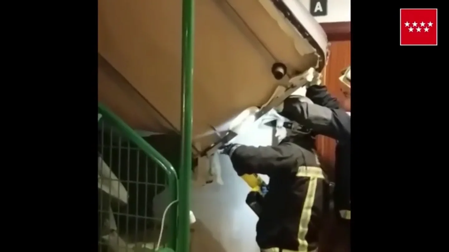 Intentan bajar su sofá por las escaleras, se quedan totalmente atascados y los bomberos se ven obligados a intervenir Intentan bajar su sofá por las escaleras, se quedan totalmente atascados y los bomberos se ven obligados a intervenir