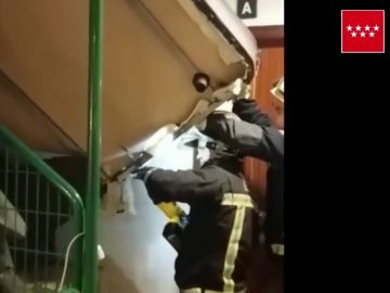 Intentan bajar su sofá por las escaleras, se quedan totalmente atascados y los bomberos se ven obligados a intervenir Intentan bajar su sofá por las escaleras, se quedan totalmente atascados y los bomberos se ven obligados a intervenir