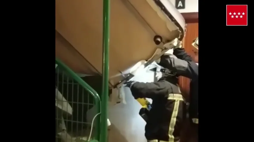 Intentan bajar su sofá por las escaleras, se quedan totalmente atascados y los bomberos se ven obligados a intervenir