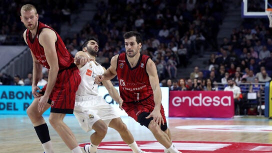 Campazzo, ante Tom&aacute;s Bellas