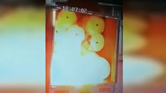 Cargan un camión de rollos de algodón y la electricidad estática genera una explosión Cargan un camión de rollos de algodón y la electricidad estática genera una explosión