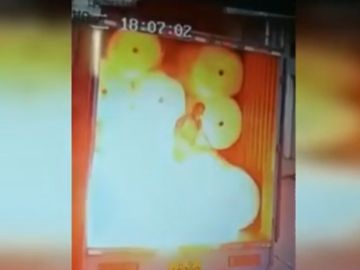Cargan un camión de rollos de algodón y la electricidad estática genera una explosión Cargan un camión de rollos de algodón y la electricidad estática genera una explosión