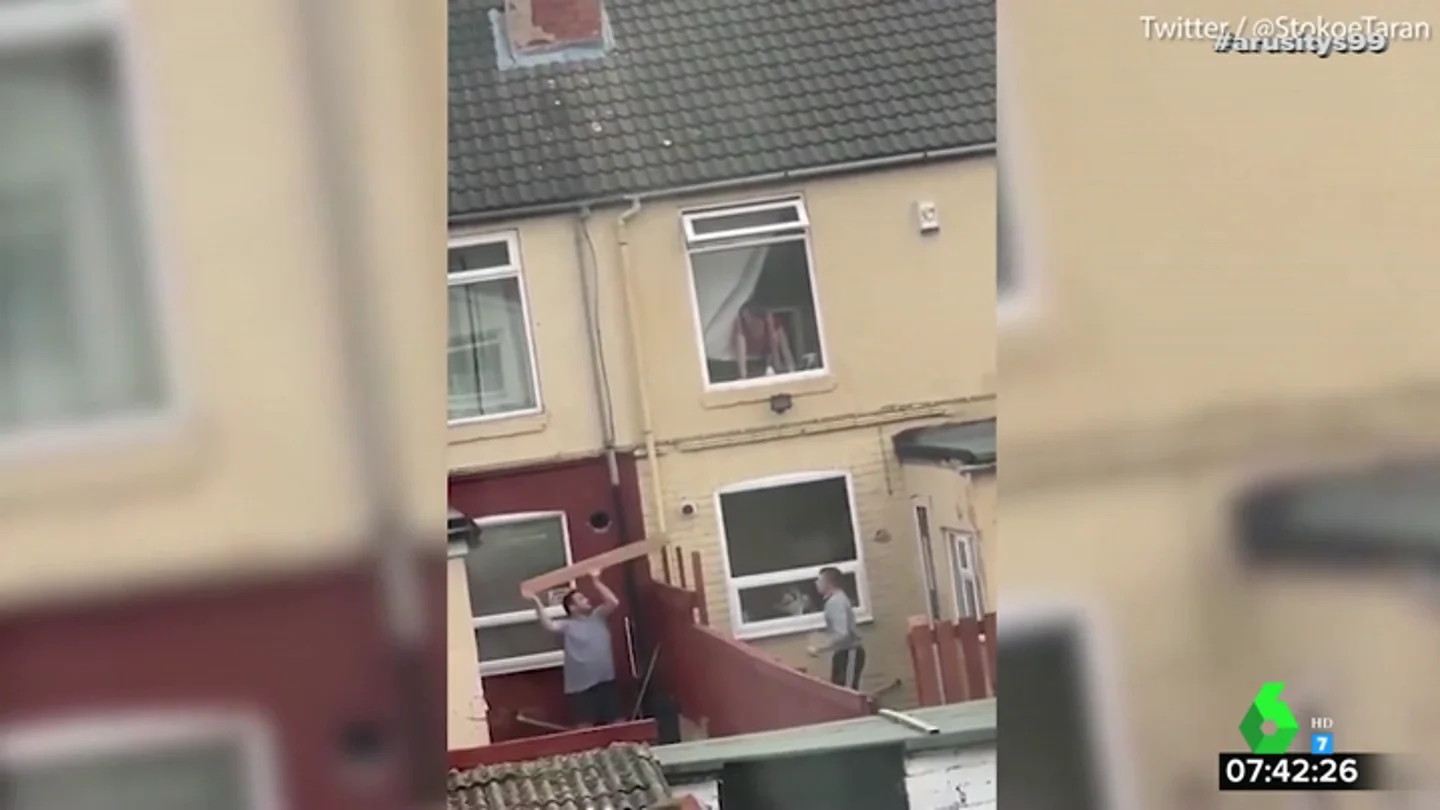 Lanzándose trozos de madera y escobas: así fue la pelea de dos vecinos que se ha hecho viral Lanzándose trozos de madera y escobas: así fue la pelea de dos vecinos que se ha hecho viral