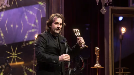Isaki Lacuesta recibe el Premio Gaudí a la Mejor Dirección por "Entre dos aguas" Isaki Lacuesta recibe el Premio Gaudí a la Mejor Dirección por "Entre dos aguas"