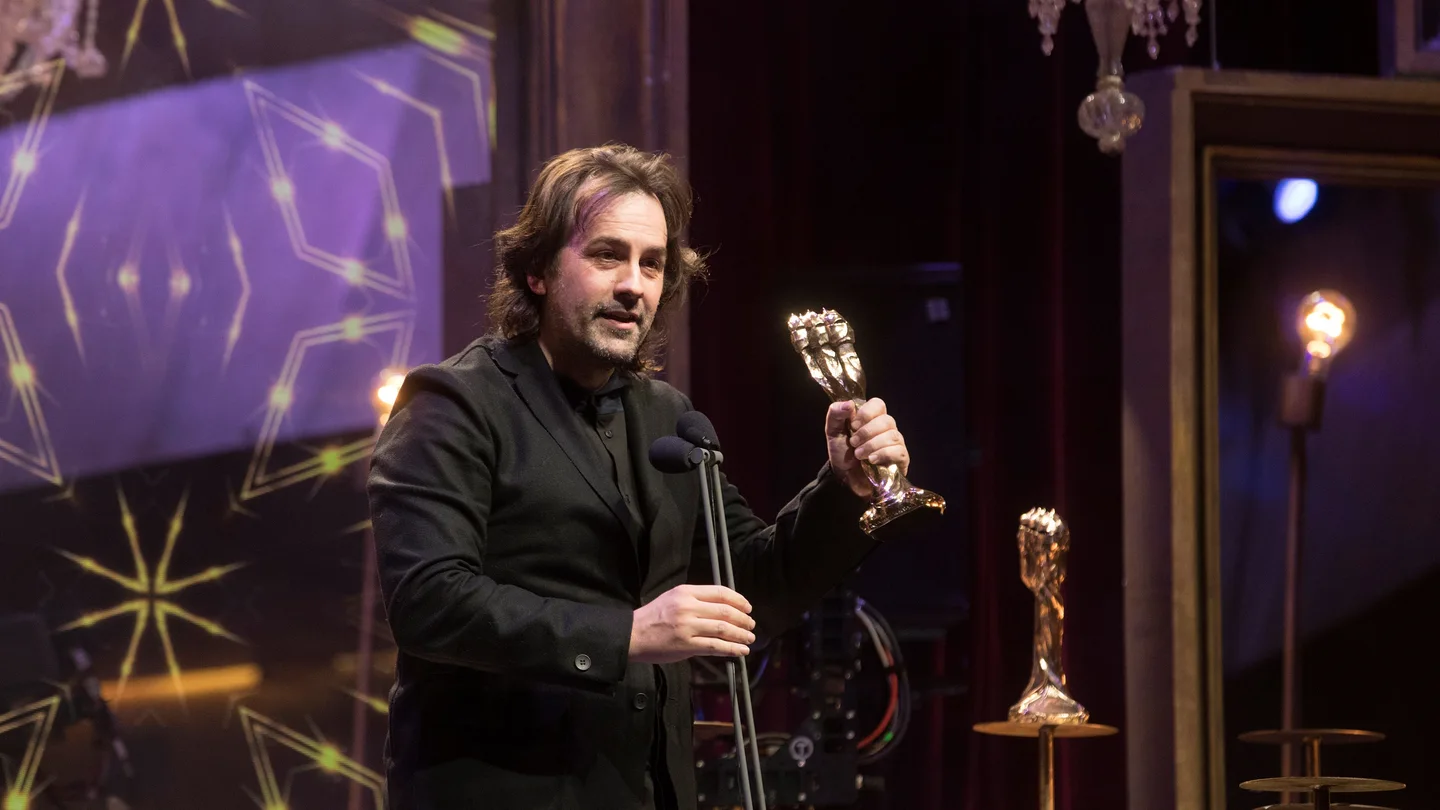 Isaki Lacuesta recibe el Premio Gaudí a la Mejor Dirección por "Entre dos aguas" Isaki Lacuesta recibe el Premio Gaudí a la Mejor Dirección por "Entre dos aguas"