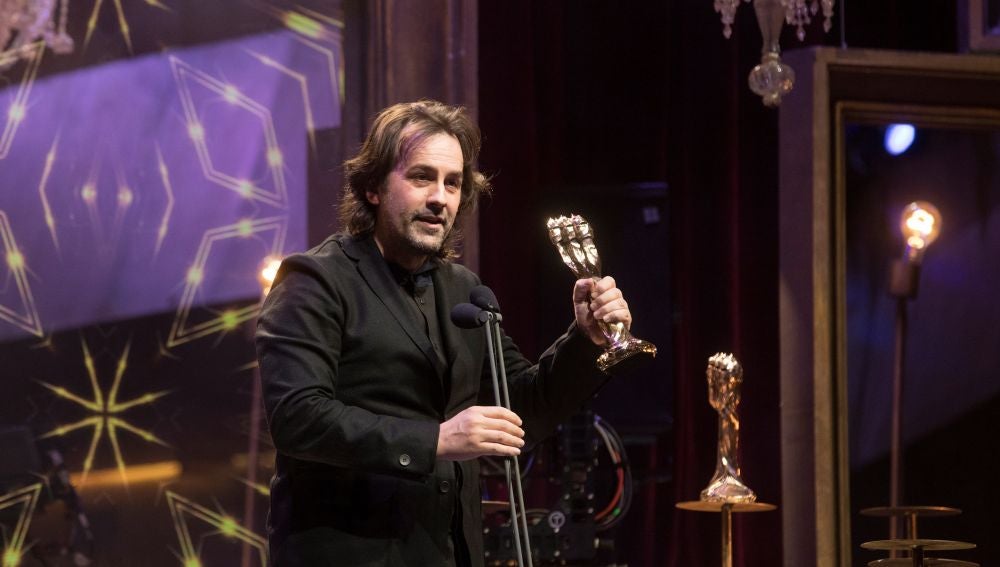 Isaki Lacuesta recibe el Premio Gaudí a la Mejor Dirección por "Entre dos aguas"