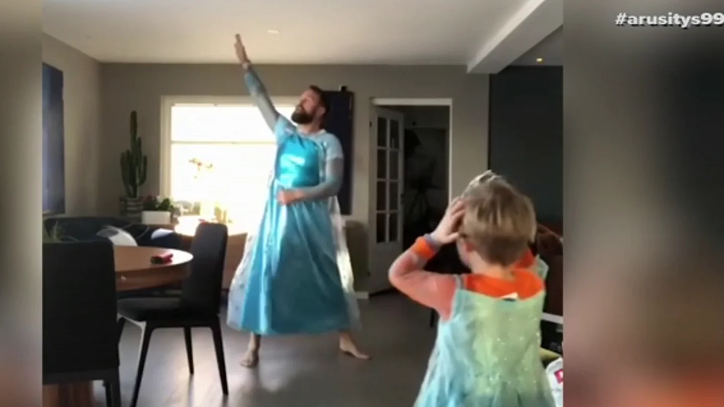 Un hombre se disfraza junto a su hijo de la protagonista de Frozen porque es su "superheroína": "Es importante no imponerles prejuicios" Un hombre se disfraza junto a su hijo de la protagonista de Frozen porque es su "superheroína": "Es importante no imponerles prejuicios"