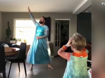 Un hombre se disfraza junto a su hijo de la protagonista de Frozen porque es su "superheroína": "Es importante no imponerles prejuicios" Un hombre se disfraza junto a su hijo de la protagonista de Frozen porque es su "superheroína": "Es importante no imponerles prejuicios"