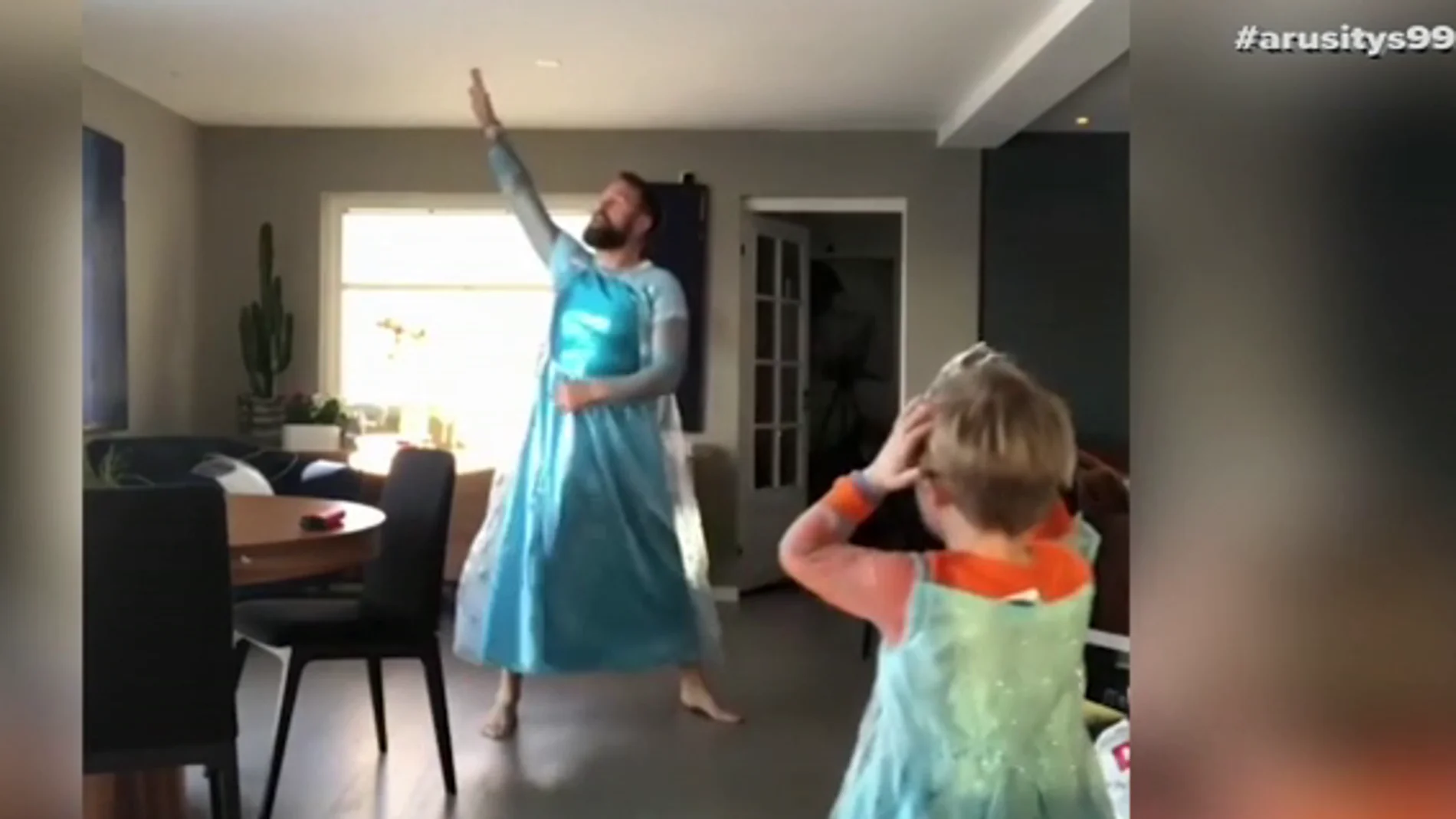 Un hombre se disfraza junto a su hijo de la protagonista de Frozen porque es su "superheroína": "Es importante no imponerles prejuicios"