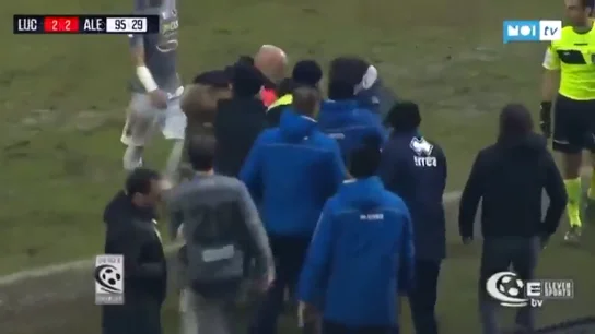 Un entrenador da un brutal cabezazo al entrenador rival y le deja en el suelo Un entrenador da un brutal cabezazo al entrenador rival y le deja en el suelo