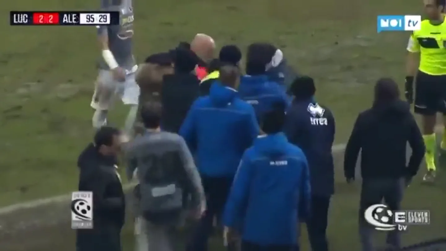 Un entrenador da un brutal cabezazo al entrenador rival y le deja en el suelo Un entrenador da un brutal cabezazo al entrenador rival y le deja en el suelo