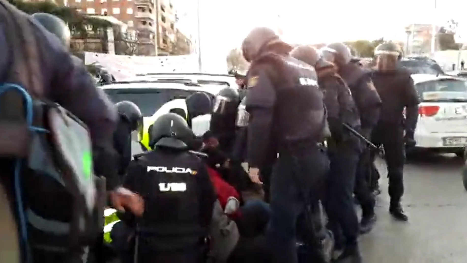 Los antidisturbios acuden a desalojar a los taxistas acampados en el Paseo de la Castellana