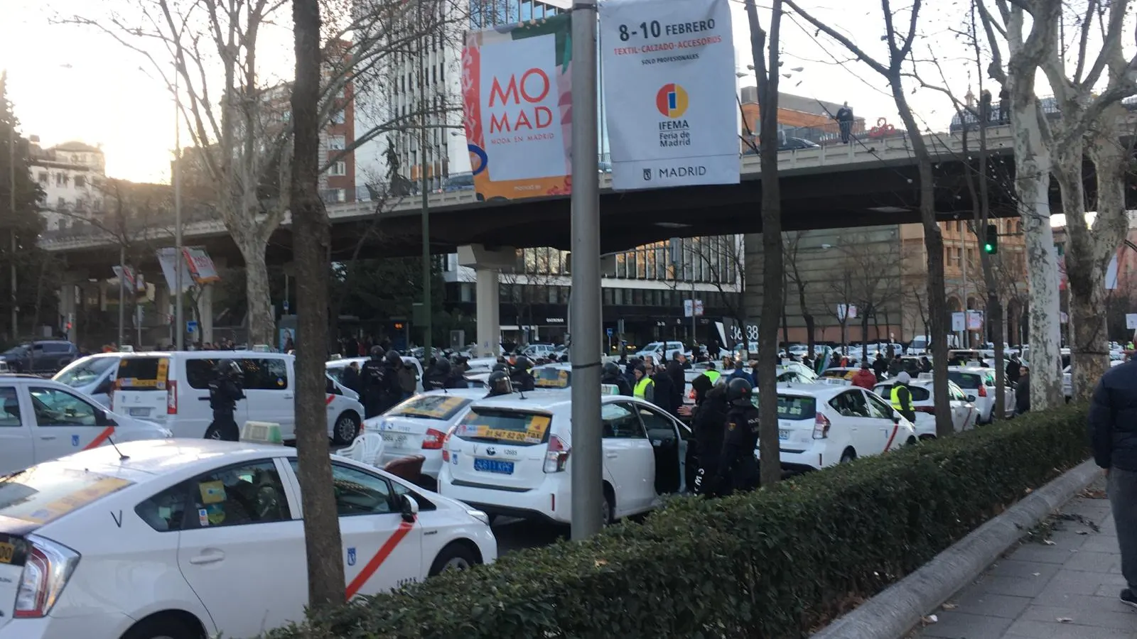 Los taxistas cortan la circulación en los carriles centrales del paseo de la Castellana