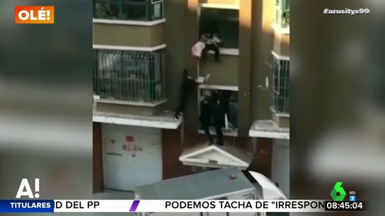 Impactantes imágenes: un bebé se precipita al vacío cuando su madre intentaba huir de un incendio con él en los brazos Impactantes imágenes: un bebé se precipita al vacío cuando su madre intentaba huir de un incendio con él en los brazos