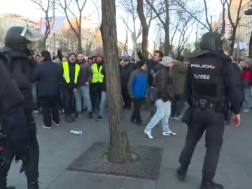 "¡Hijos de puta, sinvergüenzas!": tensión entre los antidisturbios y los taxistas acampados en el paseo de la Castellana "¡Hijos de puta, sinvergüenzas!": tensión entre los antidisturbios y los taxistas acampados en el paseo de la Castellana