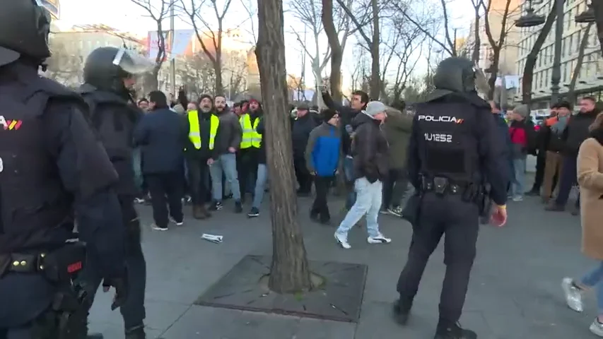 "¡Hijos de puta, sinvergüenzas!": tensión entre los antidisturbios y los taxistas acampados en el paseo de la Castellana