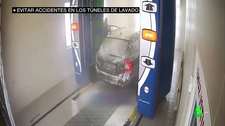 Susto, ansiedad y fractura: esto es lo que pasa cuando te bajas del coche en el túnel de lavado