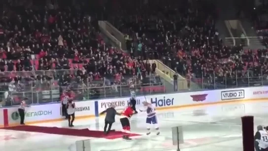 José Mourinho y su aparatosa caída en el saque de honor de un partido de hockey José Mourinho y su aparatosa caída en el saque de honor de un partido de hockey