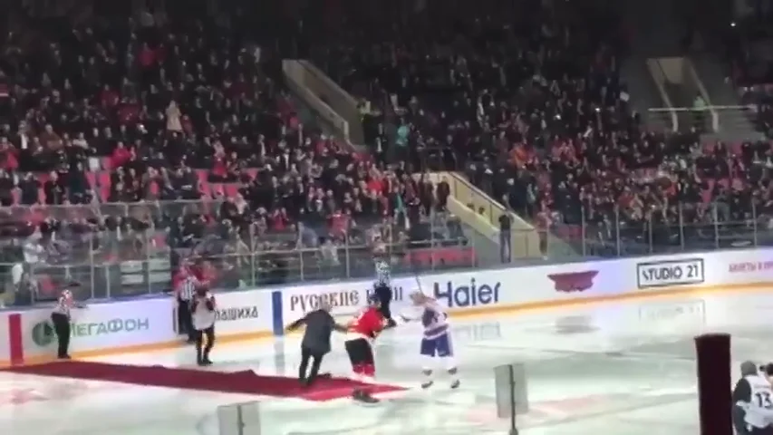 José Mourinho y su aparatosa caída en el saque de honor de un partido de hockey