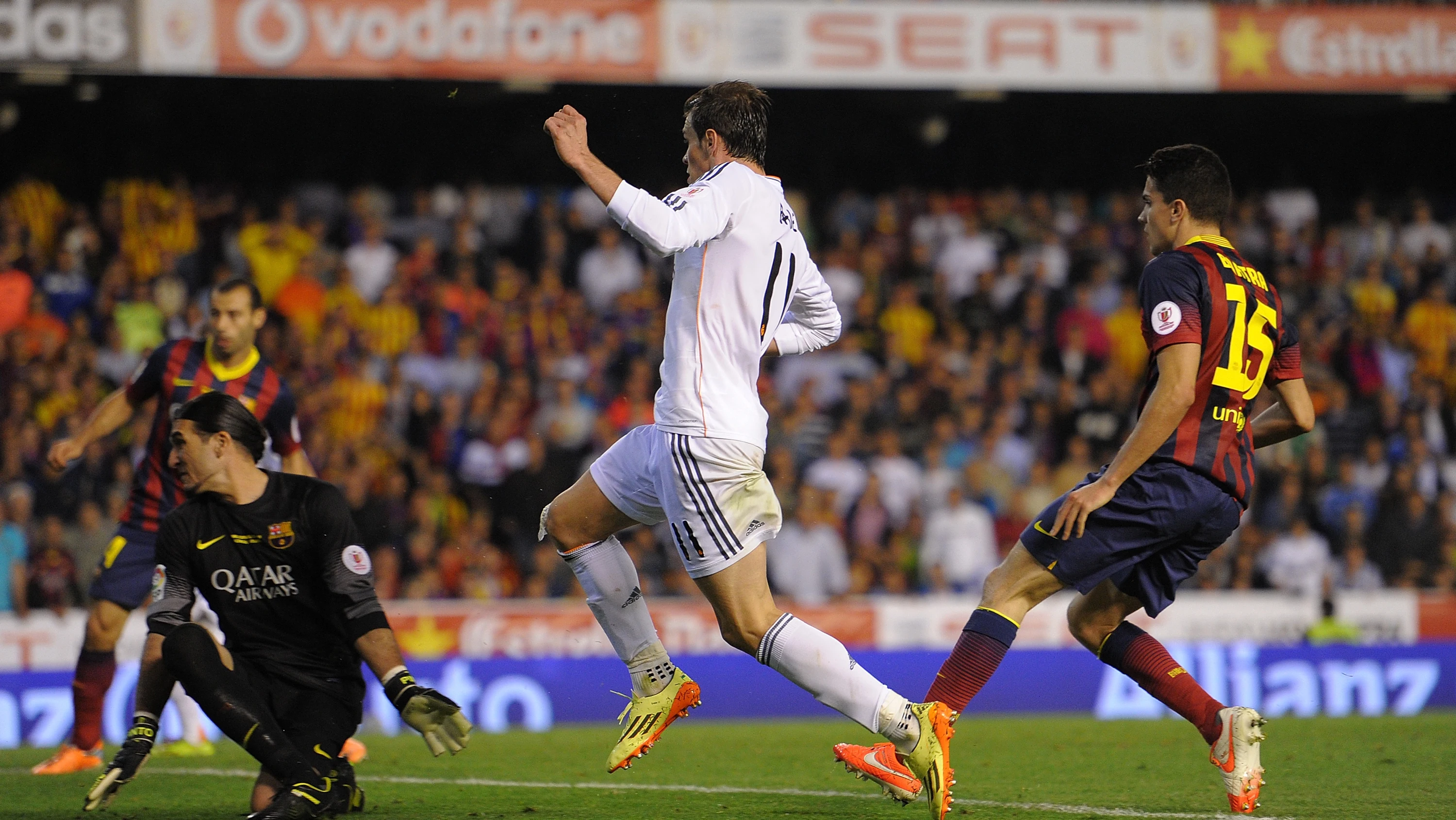 Bale, en el momento de anotar su gol ante el Barcelona en Mestalla