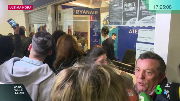 Pasajeros de Ryanair esperando para reclamar