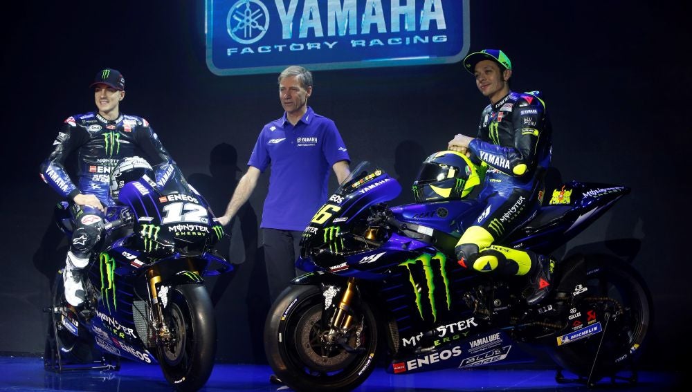 Maverick Viñales y Valentino Rossi en la presentación de la nueva Yamaha