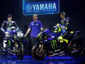 Maverick Vi&ntilde;ales y Valentino Rossi en la presentaci&oacute;n de la nueva Yamaha