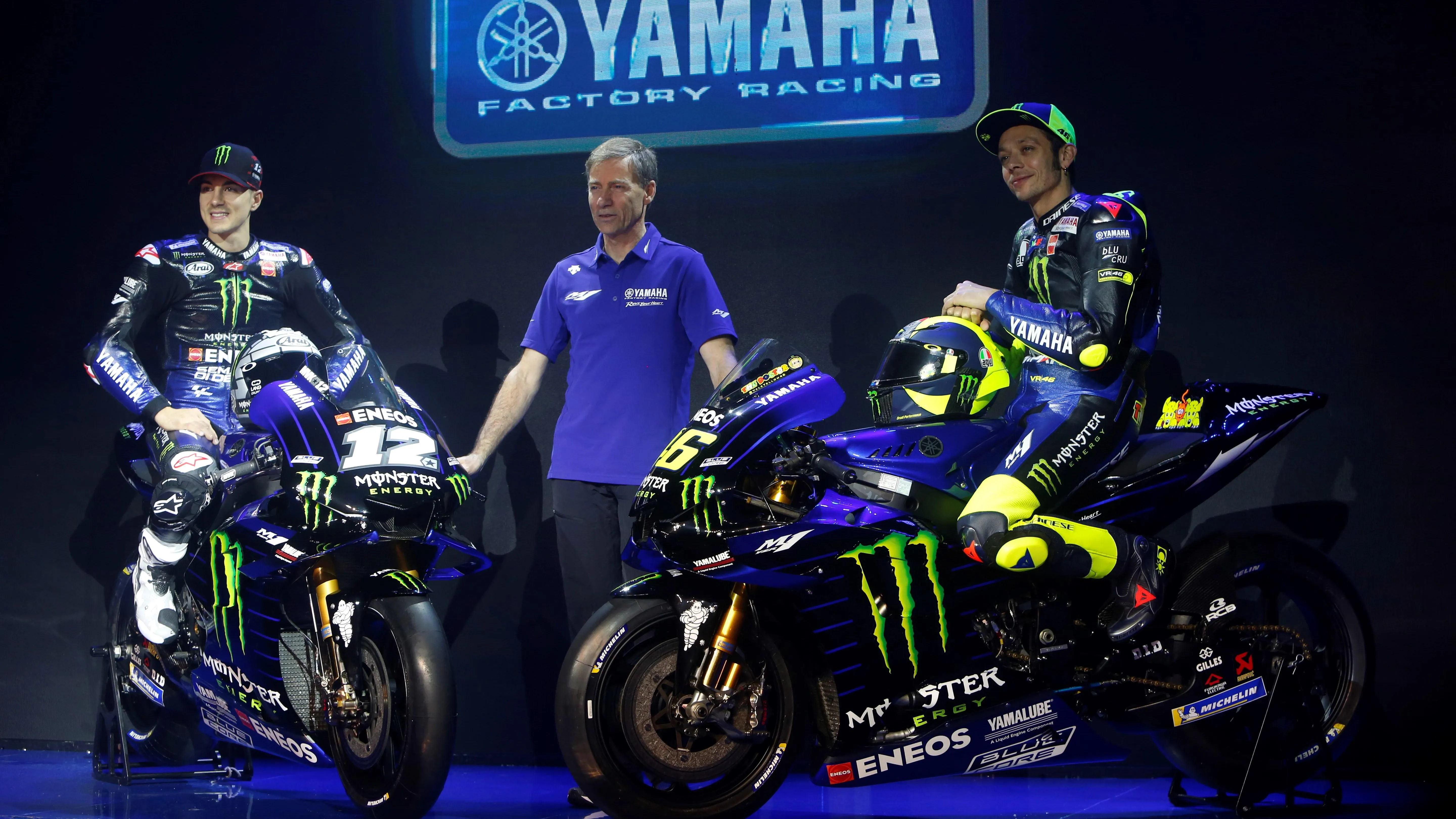 Maverick Viñales y Valentino Rossi en la presentación de la nueva Yamaha