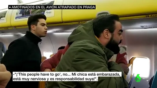 Motín a bordo del avión de Ryanair atrapado en Praga Motín a bordo del avión de Ryanair atrapado en Praga