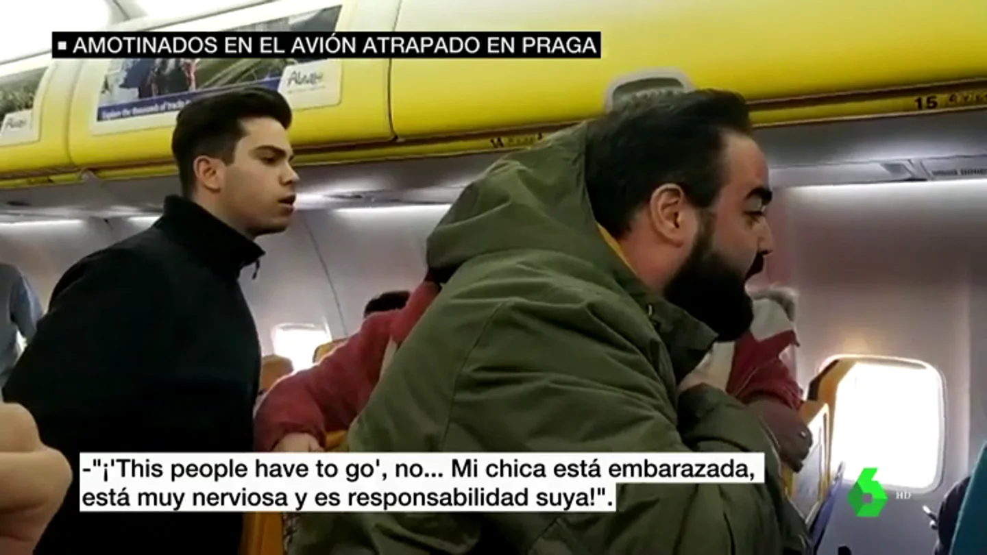 Motín a bordo del avión de Ryanair atrapado en Praga Motín a bordo del avión de Ryanair atrapado en Praga