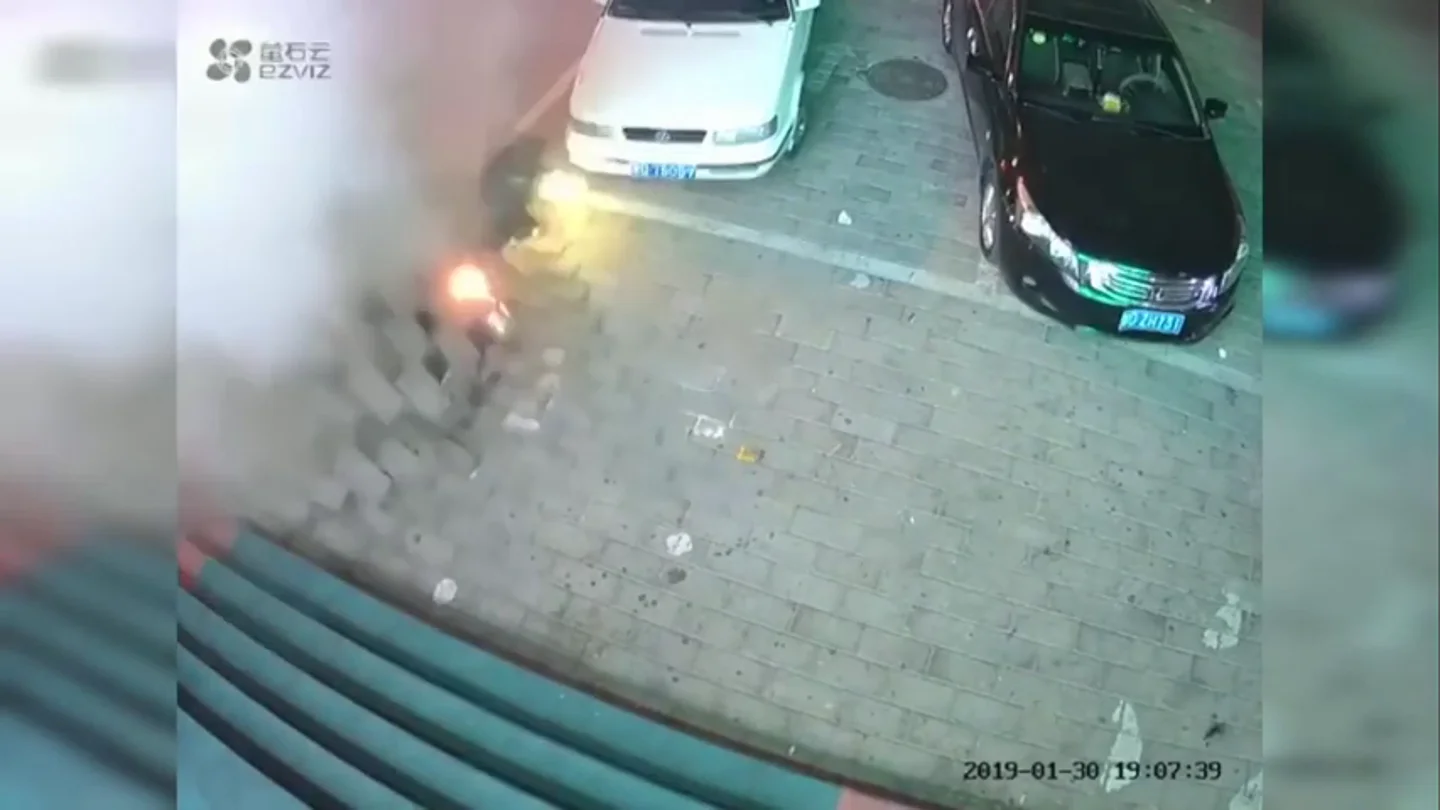 Brutal explosión: esto es lo que puede pasar si cometes el error de tirar una bengala por una alcantarilla Brutal explosión: esto es lo que puede pasar si cometes el error de tirar una bengala por una alcantarilla