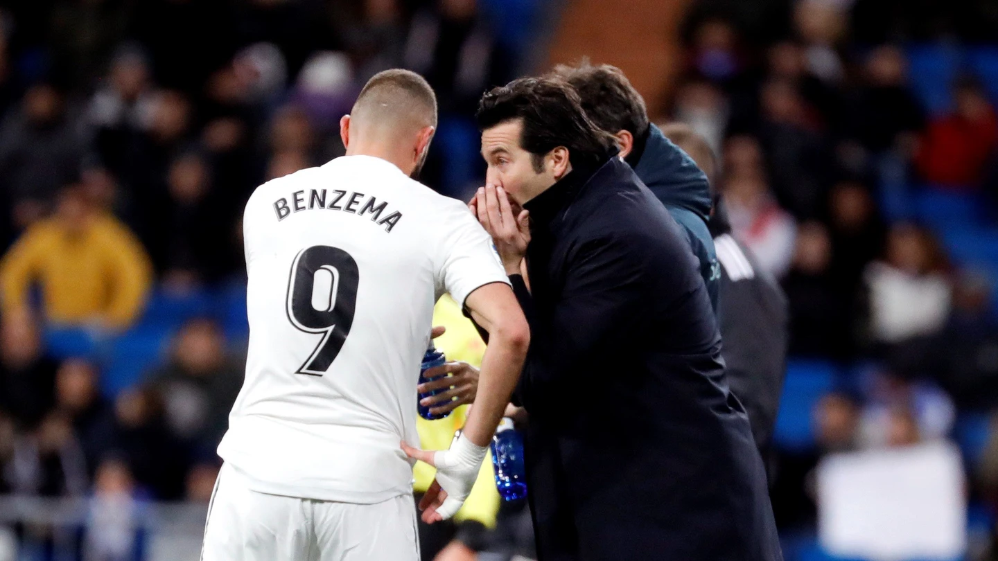 Santiago Solari conversa con Karim Benzema Santiago Solari conversa con Karim Benzema