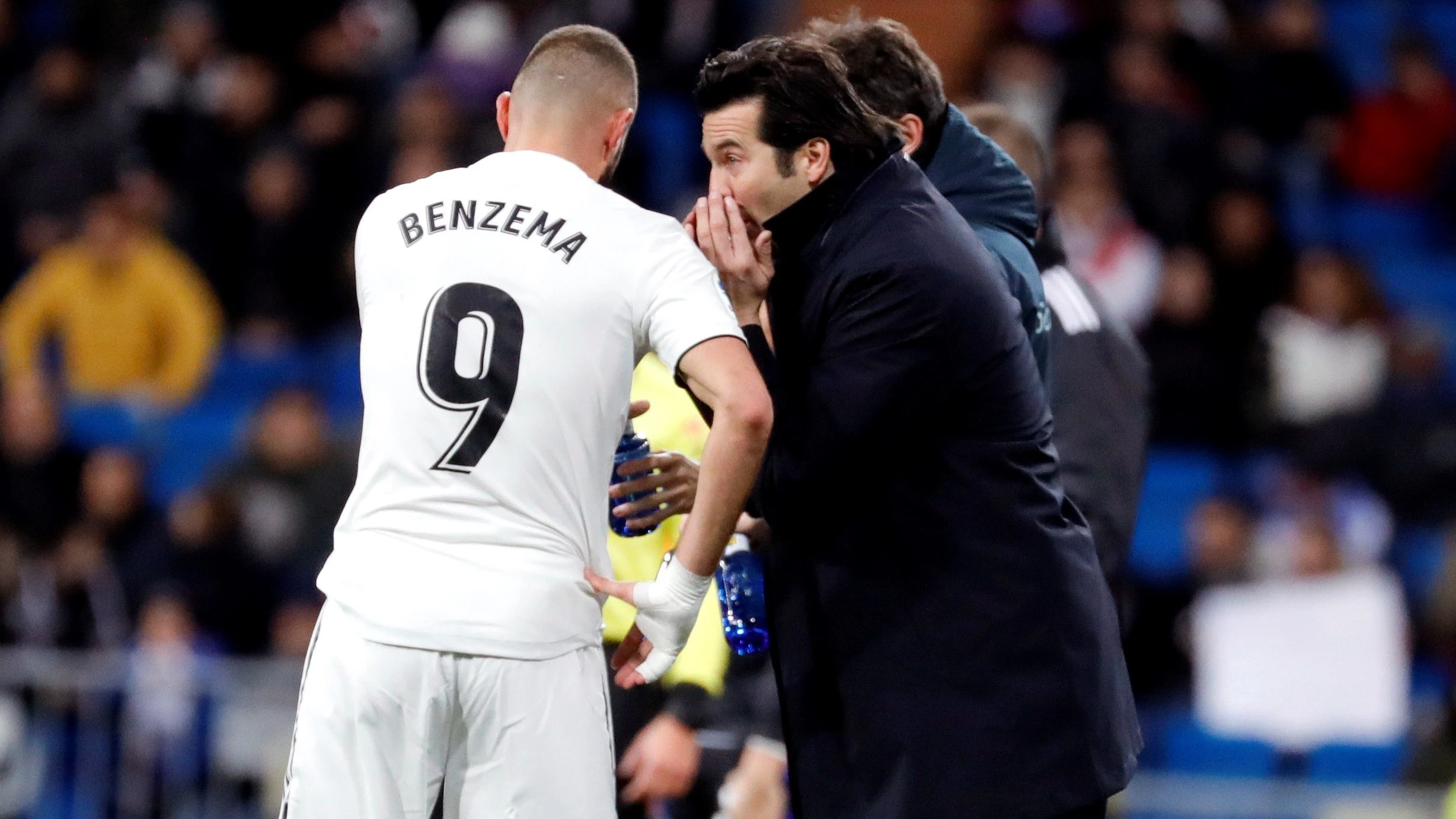 Santiago Solari conversa con Karim Benzema