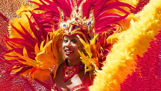 Mujer con traje de carnaval Mujer con traje de carnaval