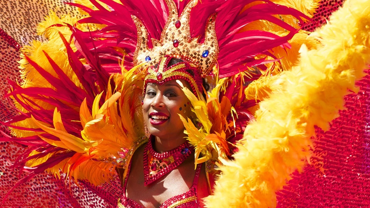 Mujer con traje de carnaval Mujer con traje de carnaval