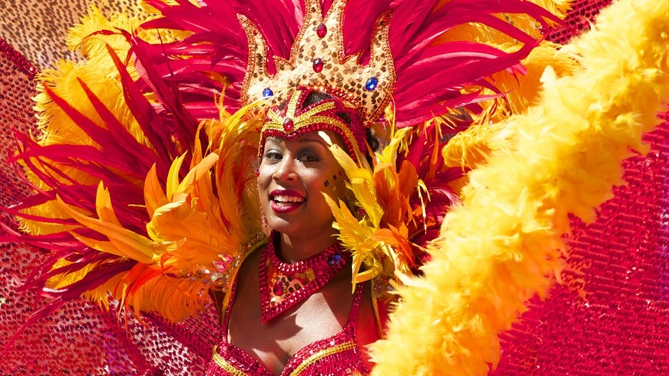 Mujer con traje de carnaval