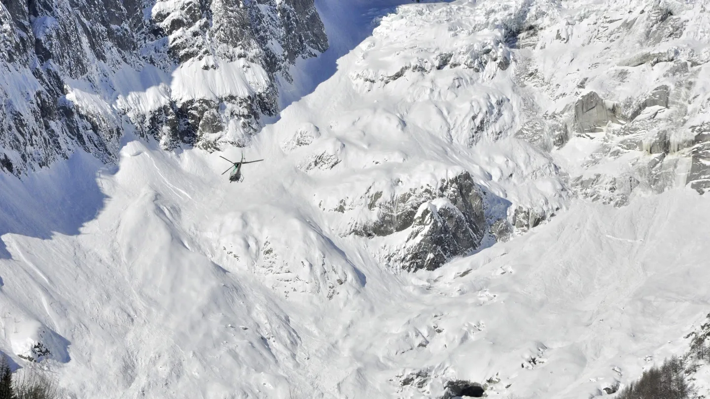 Un helicóptero participa en las labores de rescate de los esquiadores en los Alpes italianos Un helicóptero participa en las labores de rescate de los esquiadores en los Alpes italianos