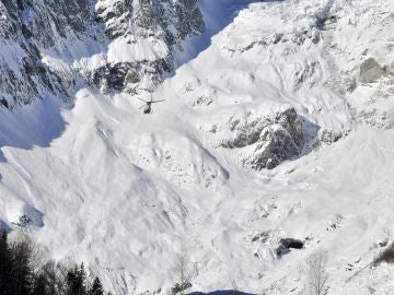 Un helicóptero participa en las labores de rescate de los esquiadores en los Alpes italianos Un helicóptero participa en las labores de rescate de los esquiadores en los Alpes italianos