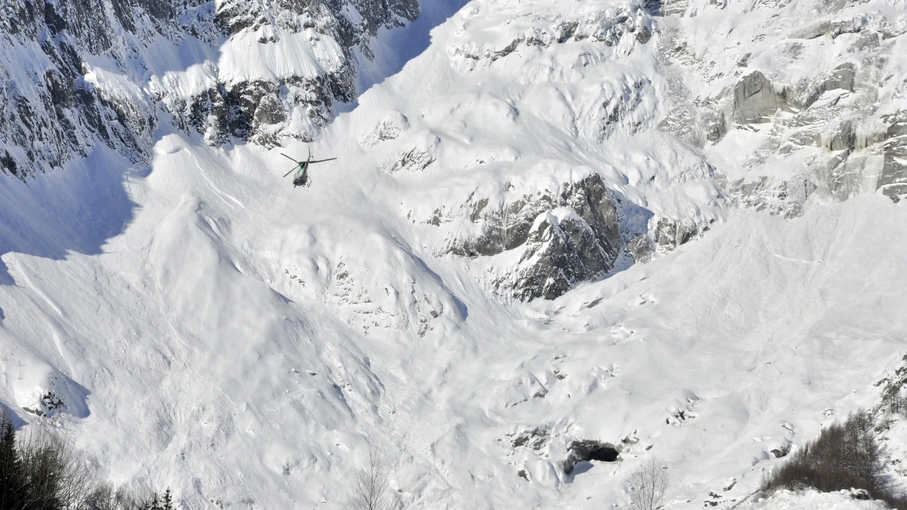 Un helicóptero participa en las labores de rescate de los esquiadores en los Alpes italianos