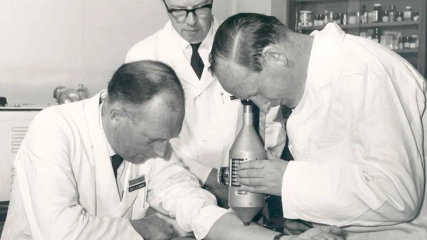 Stewart Adams, John Nicholson y R.Cobb en Boots Stewart Adams, John Nicholson y R.Cobb en Boots