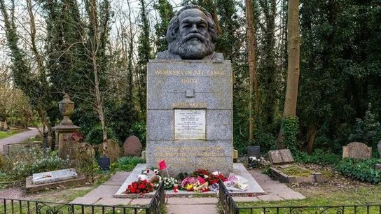 La tumba del filósofo y economista alemán Karl Marx La tumba del filósofo y economista alemán Karl Marx
