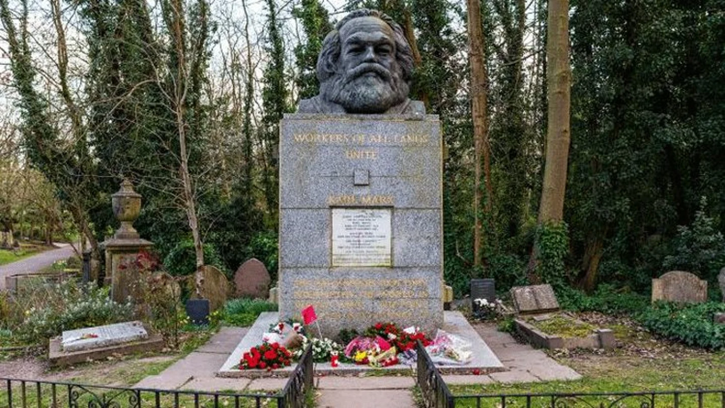 La tumba del filósofo y economista alemán Karl Marx La tumba del filósofo y economista alemán Karl Marx
